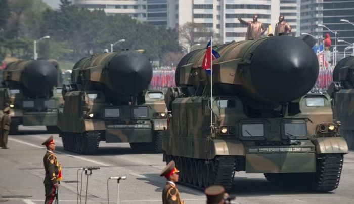 Ông đồng thời thông báo kế hoạch trang bị vũ khí hạt nhân cho hải quân và đóng các tàu chiến có lượng giãn nước tới 10.000 tấn.