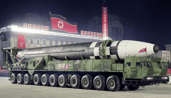 Theo hãng thông tấn KCNA, ông Kim cũng yêu cầu đẩy mạnh quá trình tăng cường năng lực quốc phòng theo hướng riêng của Triều Tiên.
