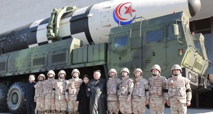 Giới chuyên gia nhận định chiến lược phân tán lực lượng này nhằm tăng khả năng sống sót trước một cuộc tấn công phủ đầu, đồng thời khiến đối phương khó xác định chính xác vị trí và quy mô kho vũ khí còn lại.