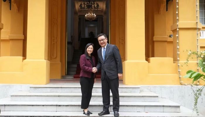 Với việc đến Hà Nội, bà Wicks trở thành nữ Đại sứ Mỹ đầu tiên được bổ nhiệm làm trưởng cơ quan đại diện ngoại giao của Washington tại Việt Nam.