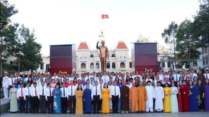 Bí thư Thành ủy TPHCM Trần Lưu Quang cùng Đoàn đại biểu chụp ảnh lưu niệm bên tượng đài Chủ tịch Hồ Chí Minh tại phố đi bộ Nguyễn Huệ, phường Sài Gòn. Ảnh: TTXVN