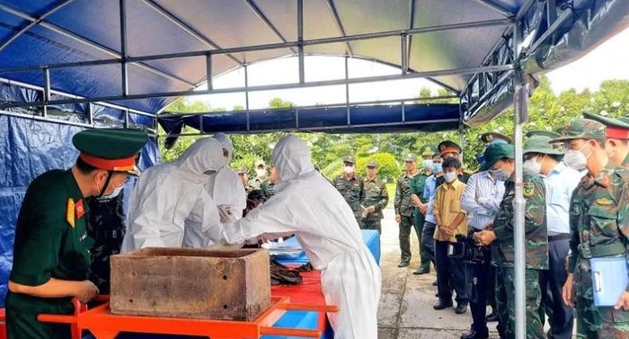 Lực lượng chức năng tiến hành lấy mẫu sinh phẩm để giám định ADN nhằm xác định thông tin liệt sỹ. Ảnh: TTXVN
