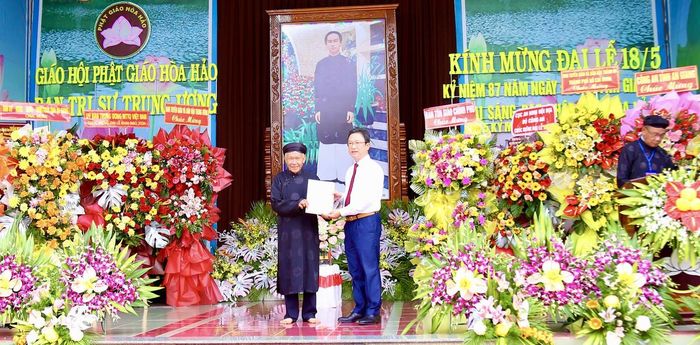 Ông Nguyễn Văn Thanh - Ủy viên Đoàn Chủ tịch, Trưởng ban Dân tộc và Tôn giáo Ủy ban Trung ương MTTQ Việt Nam trao thư chúc mừng của Ủy viên Bộ Chính trị, Bí thư Trung ương Đảng, Chủ tịch Ủy ban Trung ương MTTQ Việt Nam Bùi Thị Minh Hoài cho Ban Trị sự Trung ương Giáo hội Phật giáo Hòa Hảo. Ảnh: Thanh Tiến.
