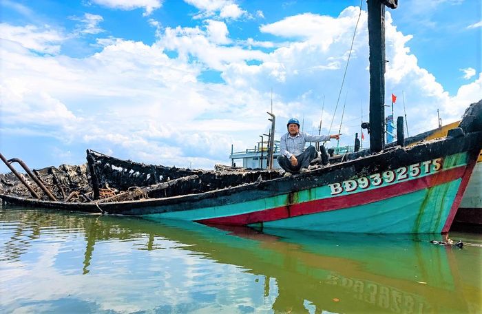 Tàu cá BĐ 93925 TS bị hư hỏng nặng sau vụ cháy vào chiều 29/6/2026. Ảnh: CĐ.