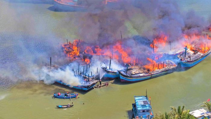 Ngọn lửa bao trùm các tàu cá ở xã Cát Tiến vào chiều 29/6. Ảnh: ĐN.
