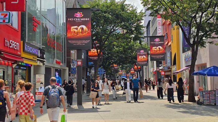 Hình ảnh TPHCM được trình chiếu tại những khu vực đông người tại trung tâm Seoul. Ảnh: TL