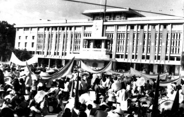 Nhân dân Sài Gòn - Chợ Lớn - Gia Định mít tinh chào mừng thành phố chính thức vinh dự mang tên Chủ tịch Hồ Chí Minh. Nguồn: Ảnh tư liệu.
