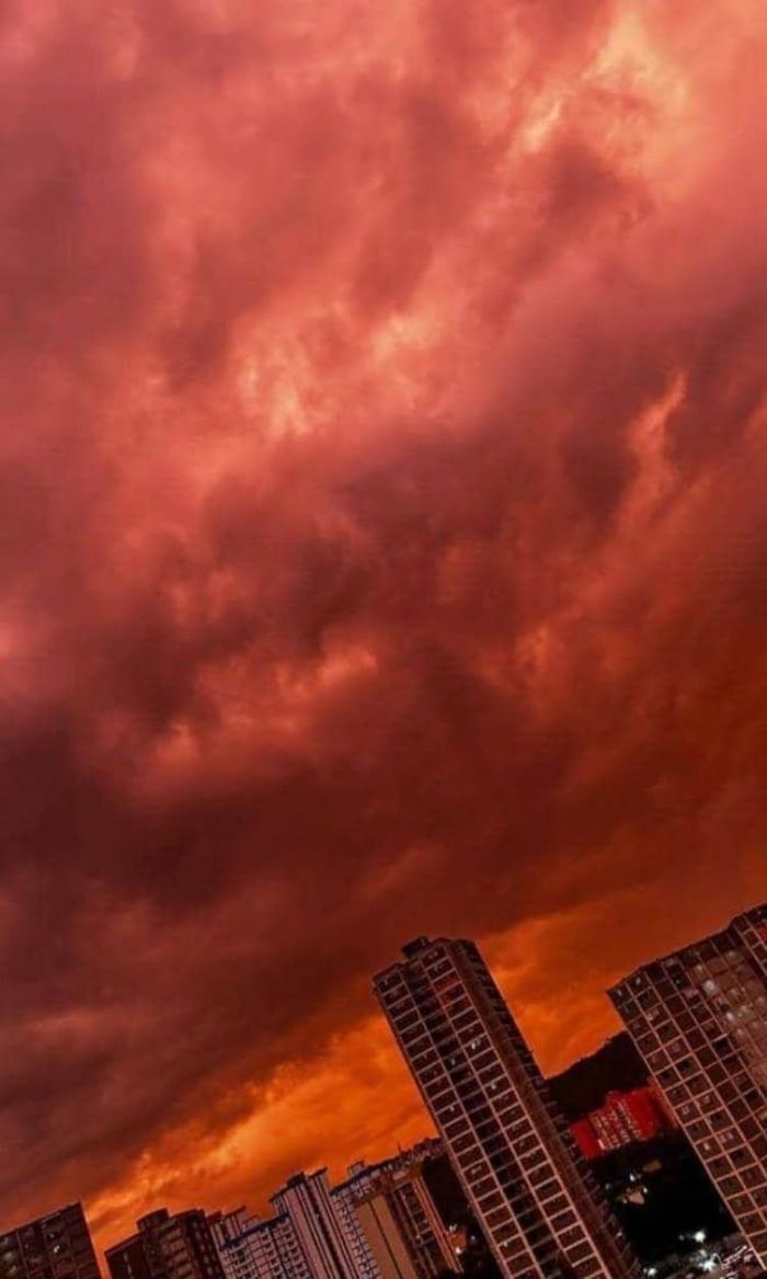  Hình ảnh bầu trời đỏ nhanh chóng lan truyền trên mạng xã hội Venezuela. Ảnh: India Today. 