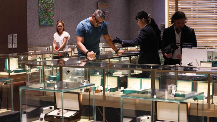  Một doanh nhân đến từ Singapore đang xem đồng hồ Rolex tại một cửa hàng ở Tokyo. Giới siêu giàu trong khu vực Đông Nam Á coi những chiếc đồng hồ xa xỉ vừa là biểu tượng địa vị vừa là tài sản. Ảnh: Yuki Kohara. 