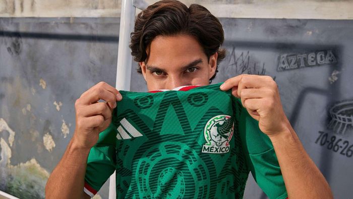  Sức hút của đội tuyển Mexico được thể hiện rõ nét trên thị trường hàng lưu niệm. Ảnh: Adidas. 