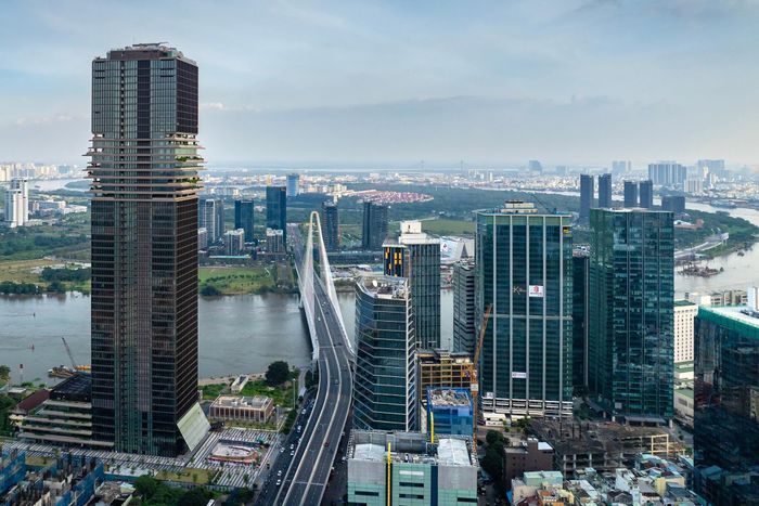  Sự xuất hiện của hàng loạt cao ốc văn phòng, khách sạn và khu căn hộ cao cấp hai bên cầu Ba Son đang định hình diện mạo mới của khu đô thị Thủ Thiêm. Nổi bật là Marina Central Tower, Le Méridien Saigon cùng các dự án The Hallmark và The Mett. Khi nhiều công trình đồng loạt đi vào hoạt động, khu vực này từng bước hình thành trung tâm tài chính, thương mại và dịch vụ mới của TP.HCM. 
