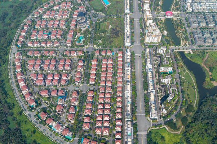  Ít nơi nào phản ánh rõ sự chuyển mình của TP.HCM như bán đảo Thủ Thiêm. Từ khu vực còn thưa dân cư cách nay nhiều năm, nơi đây đang dần hình thành trung tâm tài chính, thương mại và dịch vụ với các cao ốc văn phòng, khách sạn và quảng trường ven sông. Những công trình mới liên tục xuất hiện đã tạo nên đường chân trời hoàn toàn khác so với một thập kỷ trước. 