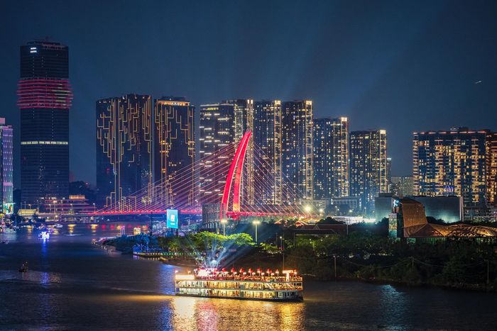  Vinhomes Central Park, Grand Park, Phú Mỹ Hưng, Sala cùng nhiều khu đô thị mới đã mở rộng không gian sống của hàng triệu người dân. Từ những vùng đất ven đô, nhiều khu vực nay trở thành các trung tâm thương mại, giáo dục và dịch vụ hiện đại, góp phần định hình mô hình phát triển đa cực của TP.HCM. 