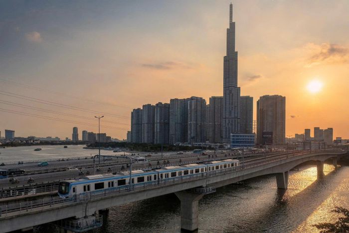  Sự vận hành của tuyến Metro số 1 mở ra chương mới cho giao thông công cộng TP.HCM. Không chỉ rút ngắn thời gian di chuyển, tuyến đường sắt đô thị đầu tiên còn từng bước thay đổi thói quen đi lại của người dân, đồng thời tạo động lực hình thành các khu thương mại, khu dân cư và dịch vụ dọc tuyến. 