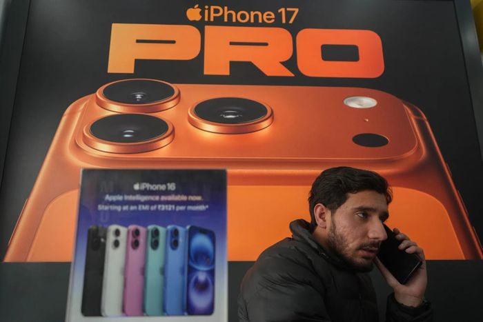  iPhone chưa bị tăng giá đợt này. Ảnh: NurPhoto. 