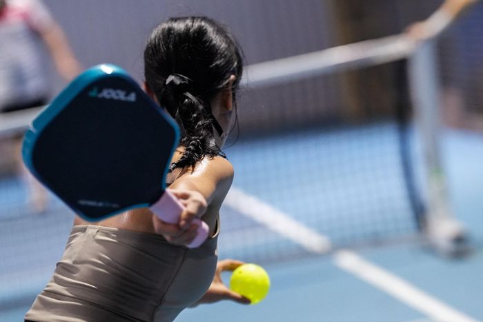 Người chơi pickleball dưới trời nắng nóng thường phải đối mặt đồng thời với hai nguy cơ lớn là sốc nhiệt và biến cố tim mạch. Ảnh: Trần Hiền.