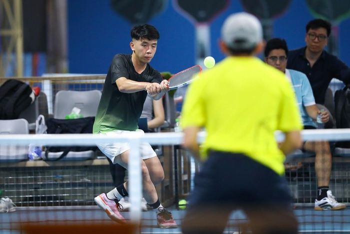 Theo bác sĩ Nguyễn Huy Hoàng, pickleball vẫn là môn thể thao mang lại nhiều lợi ích cho sức khỏe nếu được tập luyện đúng cách. Ảnh: Minh Chiến.