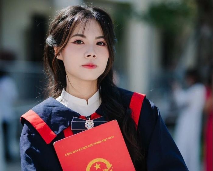  Cùng có tổng điểm bốn môn 38,5, Phạm Thị Bích Phương, học sinh trường THPT Thanh Miện II, TP Hải Phòng, là đồng thủ khoa toàn quốc. Nữ sinh đạt điểm 10 môn Toán và Hóa học, điểm 9 môn Ngữ văn và 9,5 điểm môn Vật lý. Tân thủ khoa cho biết sẽ nộp hồ sơ xét tuyển vào ngành Sư phạm Toán của trường Đại học Sư phạm Hà Nội và trường Đại học Ngoại thương. 