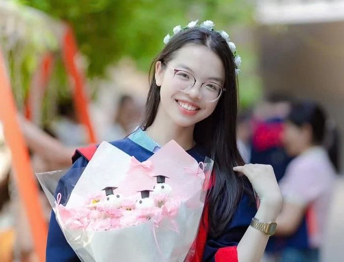  Cùng trường phổ thông với Hải Lam, Nguyễn Lê Yến Nhi, học sinh lớp 12B4, cũng đạt 3 điểm 10 môn Toán, Lý, Hóa. Chia sẻ với Tri Thức - Znews, nữ sinh cho biết cách đây một năm, em mới chuyển trường và đổi tổ hợp xét tuyển từ A00 (Toán, Vật lý, Hóa học) sang B00 (Toán, Hóa học, Sinh học) để theo đuổi ngành Y khoa. Nhi dự kiến đăng ký vào trường Đại học Y Dược TP.HCM, với mong muốn trở thành bác sĩ để có thể giúp đỡ mọi người. 