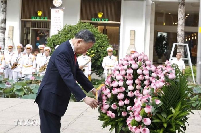  Tổng Bí thư, Chủ tịch nước Tô Lâm, các đồng chí lãnh đạo, nguyên lãnh đạo Đảng, Nhà nước dâng hoa Chủ tịch Hồ Chí Minh tại công viên tượng đài Chủ tịch Hồ Chí Minh (đường Nguyễn Huệ, phường Sài Gòn). Ảnh: Thống Nhất/TTXVN. 