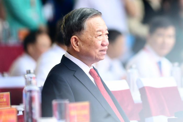 Tổng Bí thư, Chủ tịch nước Tô Lâm cùng các đại biểu theo dõi chương trình nghệ thuật chào mừng mang chủ đề "TP.HCM - Sáng mãi tên Người" mở đầu lễ kỷ niệm.