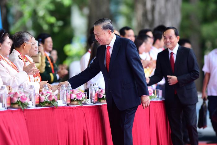 Tổng Bí thư, Chủ tịch nước Tô Lâm bắt tay chào hỏi các đại biểu lão thành cách mạng.