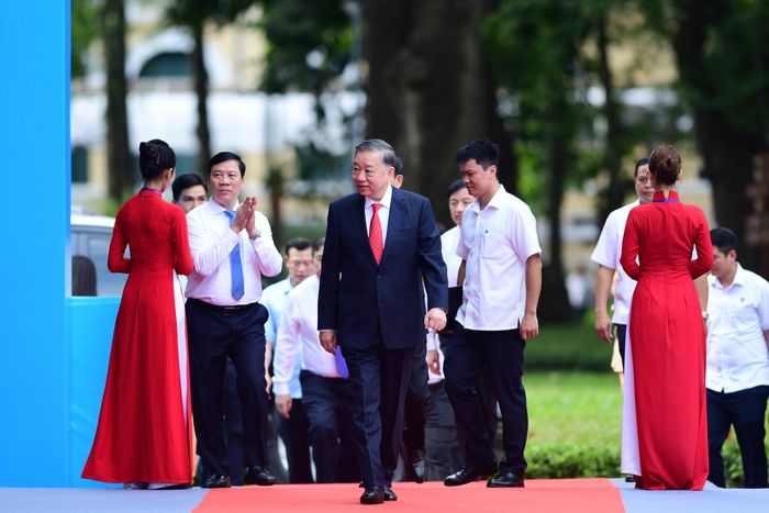 Sáng nay (ngày 2/7), Tổng Bí thư, Chủ tịch nước Tô Lâm cùng các lãnh đạo, nguyên lãnh đạo Đảng, Nhà nước, Ủy ban Trung ương Mặt trận Tổ quốc Việt Nam đến Hội trường Thống Nhất (phường Bến Thành, TP.HCM) dự Lễ kỷ niệm 50 năm ngày thành phố Sài Gòn - Gia Định vinh dự mang tên Chủ tịch Hồ Chí Minh (2/7/1976 - 2/7/2026).