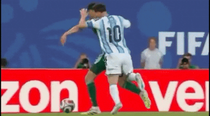 Messi thoát thẻ đỏ ở vòng bảng.