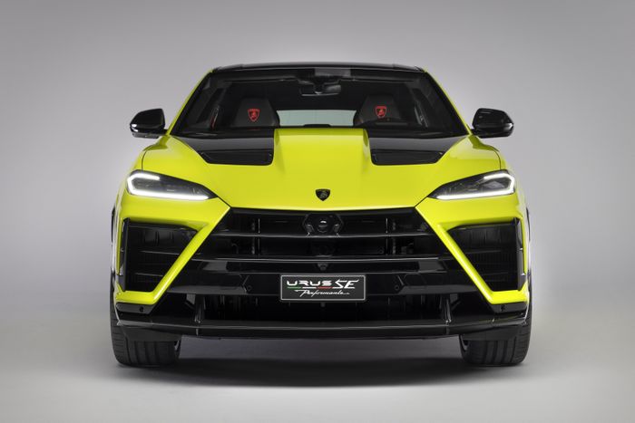  Nhìn từ phía trước, Lamborghini Urus SE Performante gây ấn tượng với thiết kế hầm hố hơn nhờ cản trước sắc nét và các khe hút gió lớn giúp tối ưu khả năng khí động học. 
