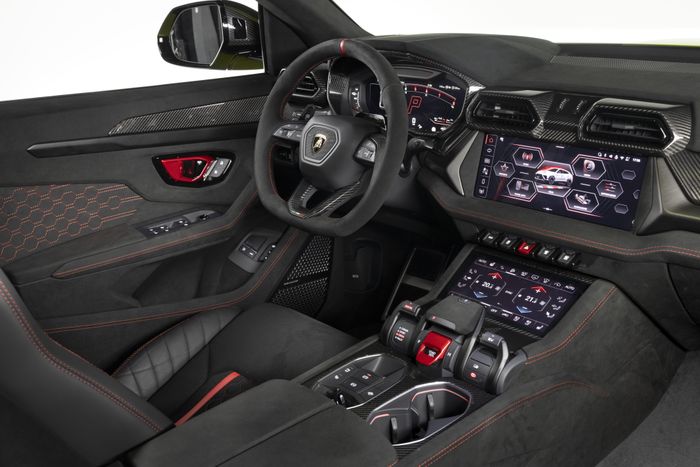  Vẫn tuân theo triết lý "Feel Like a Pilot", nội thất của Lamborghini Urus SE Performante sở hữu bảng taplo 12.3 inch và màn hình trung tâm mới 12.3 inch, với giao diện Lamborghini Infotainment System (LIS) từ siêu xe Revuelto. 