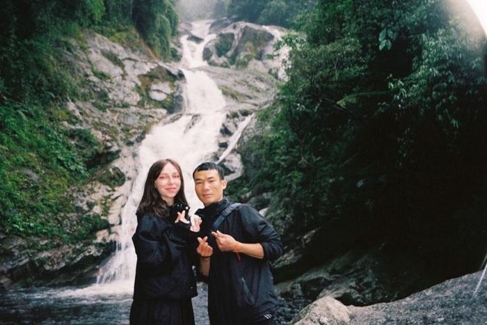 Trở thành tài xế cho cô gái Pháp, Dôn đưa Louise đi khắp các nẻo đường Hà Giang.