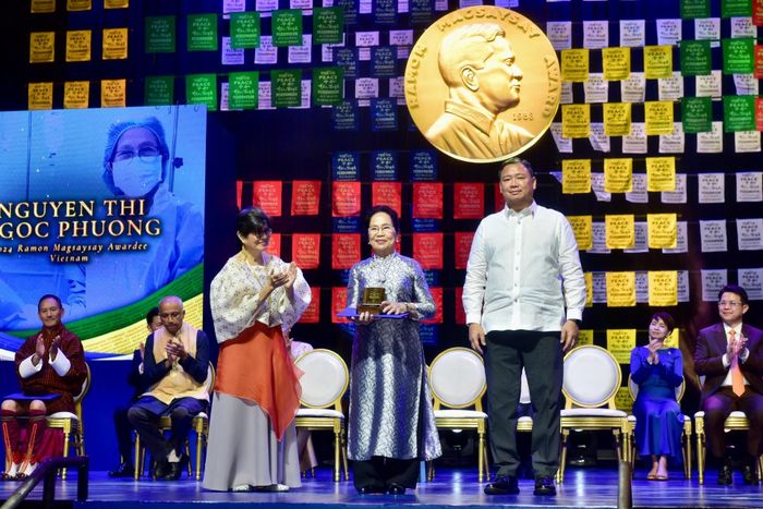 GS.BS Nguyễn Thị Ngọc Phượng nhận giải thưởng Ramon Magsaysay tại Philippines vào tháng 11/2024. Ảnh: BVCC.