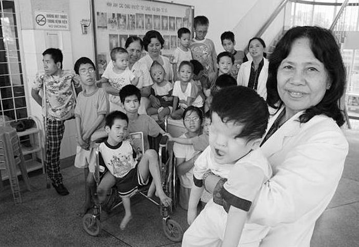 Bác sĩ Phượng và các em nhỏ tại làng Hòa Bình, Bệnh viện Từ Dũ.