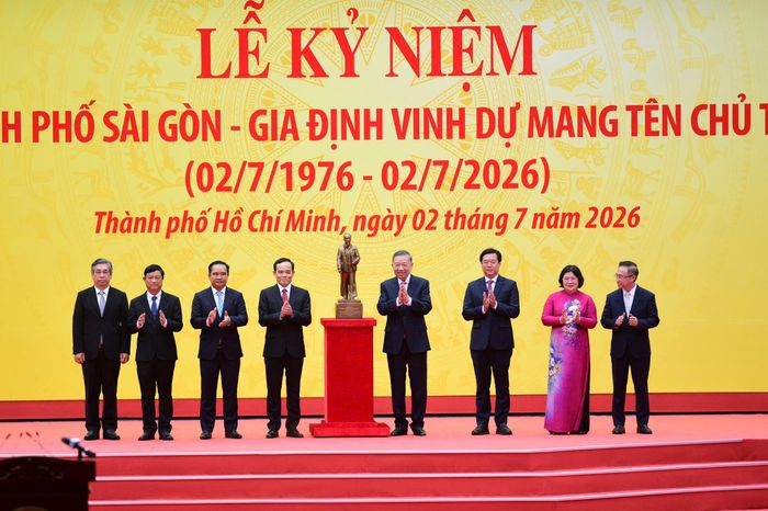Tổng Bí thư, Chủ tịch nước Tô Lâm thay mặt lãnh đạo Đảng, Nhà nước trao tặng TP.HCM tượng Chủ tịch Hồ Chí Minh. Ảnh: Duy Hiệu.