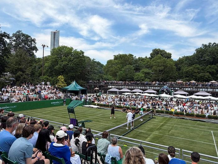  Những điều làm nên bản sắc Wimbledon cũng đang khiến giải chịu áp lực doanh thu. Ảnh minh họa: Ossian Shine/Reuters.