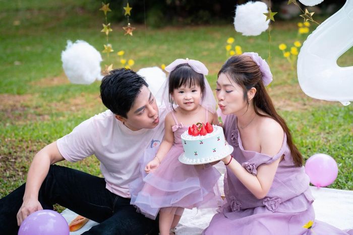Châu Khải Phong và Thanh Trúc bên con gái 2 tuổi. Ảnh: FBNV.