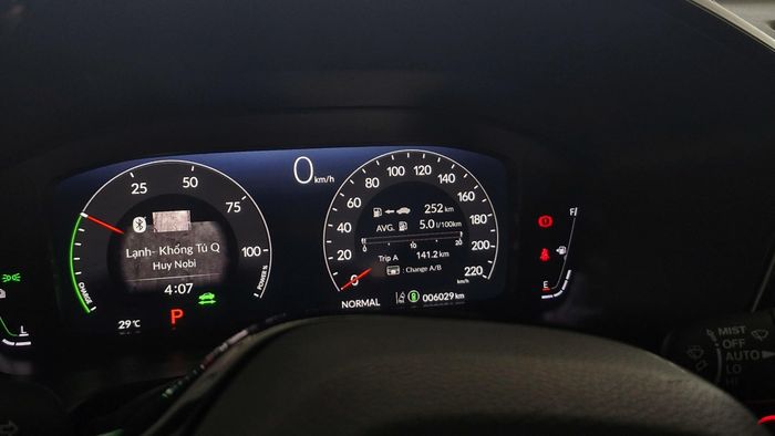 Chiếc SUV hybrid cỡ C báo mức tiêu thụ nhiên liệu 5 lít/100 km cho hành trình 140 km. Ảnh: Phúc Hậu.
