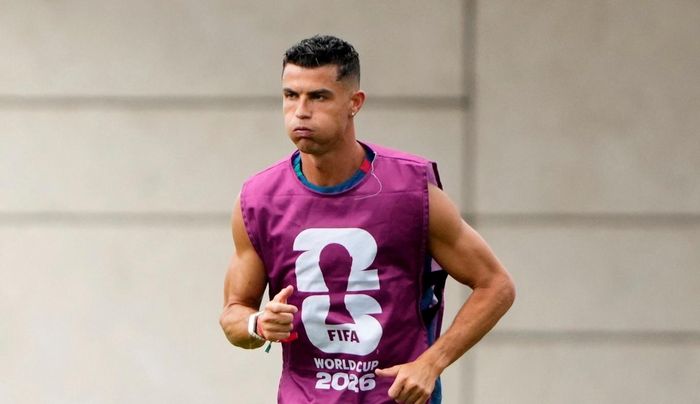 CR7 thi đấu hơn 650 phút và thực hiện hàng chục cú sút ở các vòng đấu sinh tử nhưng vận may luôn ngoảnh mặt. Đây được xem là "lời nguyền" kỳ lạ và là vết gợn lớn nhất trong sự nghiệp quốc tế hiển hách của tiền đạo 41 tuổi.