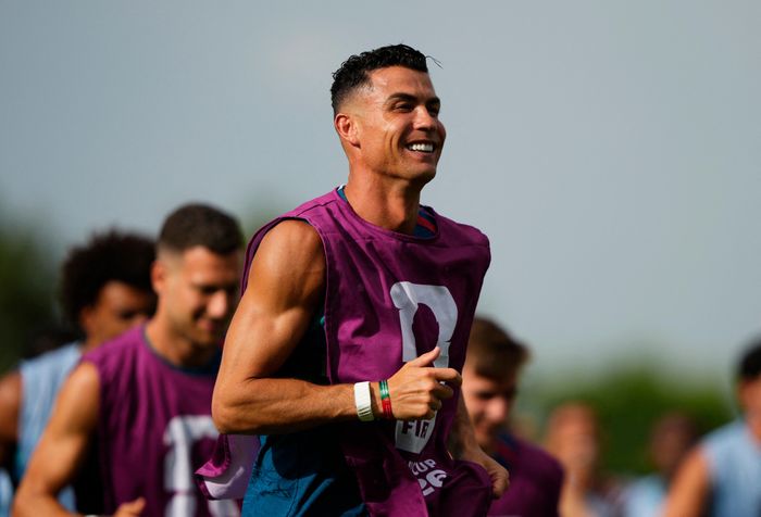 Trong các bức ảnh được công bố, Ronaldo nhiều lần cười tươi, thoải mái tương tác với các đồng đội và ban huấn luyện. Không hề có dấu hiệu căng thẳng, chủ nhân 5 Quả bóng vàng cho thấy sự tự tin quen thuộc trước thời khắc bước vào vòng đấu loại trực tiếp.