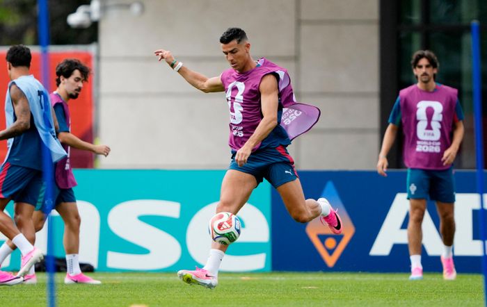 Với Ronaldo, đây không chỉ là cuộc đối đầu với một người bạn cũ mà còn là cơ hội tiến thêm một bước trên hành trình chinh phục chiếc cúp vàng World Cup còn thiếu trong bộ sưu tập đồ sộ. Ngoài ra, CR7 còn một mục tiêu khác là lần đầu tiên ghi bàn ở vòng knock-out một kỳ World Cup.