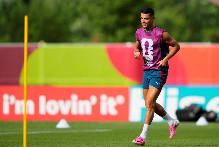 Dù vậy, Ronaldo hiểu rằng thử thách lần này không dễ dàng. Croatia sở hữu tập thể giàu kinh nghiệm với hạt nhân là Modric, người đồng đội cũ tại Real Madrid. Cuộc tái ngộ giữa hai huyền thoại từng sát cánh chinh phục hàng loạt danh hiệu tại Bernabeu hứa hẹn trở thành điểm nhấn lớn nhất của vòng 32 đội.