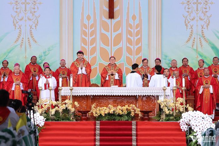 Theo ủy nhiệm của Tòa thánh Vatican, sáng 2/7, Đức Hồng y Luis Antonio G. Tagle - Tổng trưởng Phân bộ khởi đầu loan báo Tin mừng, đã chủ trì Lễ tuyên phong Chân phước cho linh mục Phanxicô Xaviê Trương Bửu Diệp.