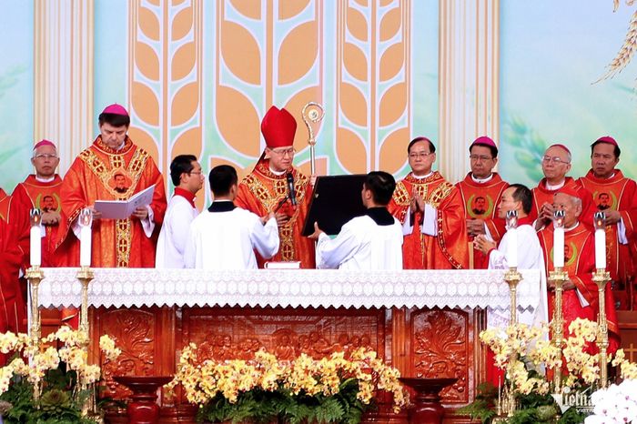 Đức Hồng y Luis Antonio G. Tagle điều hành thực hiện nghi thức tuyên phong Chân phước cho linh mục Phanxicô Xaviê Trương Bửu Diệp diễn ra sáng 2/7 tại Trung tâm hành hương Tắc Sậy.