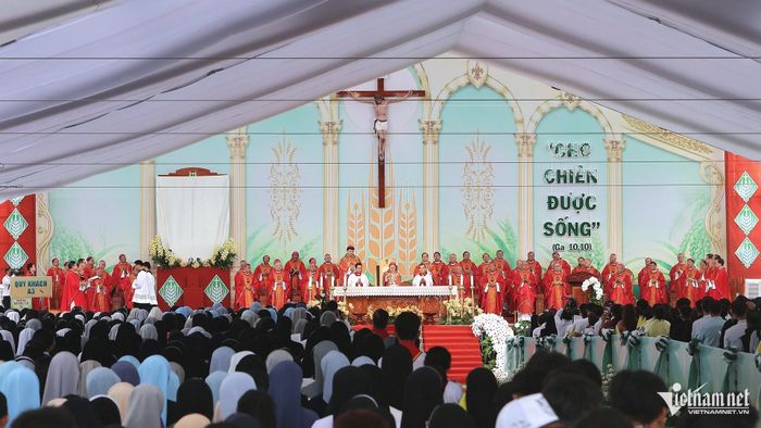 Đây là lần đầu tiên sau gần 500 năm Công giáo hiện diện ở Việt Nam, một lễ tuyên phong Chân phước được tổ chức trong nước thay vì tại Vatican.