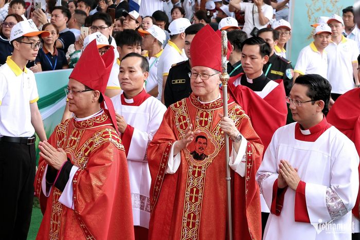 Đức Hồng y Luis Antonio G. Tagle cùng đoàn rước vào điều hành Thánh lễ.