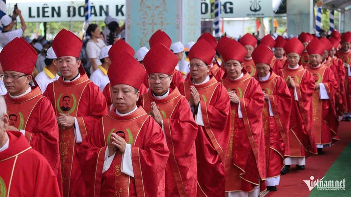 Đoàn đồng tế gồm Đức Hồng y và các giám mục rước đến lễ đài đặt tại khu đất đối diện Nhà thờ Tắc Sậy.