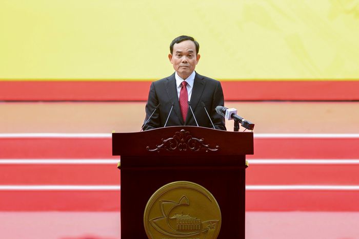  Thay mặt Đảng bộ, chính quyền và nhân dân TP.HCM, Bí thư Trần Lưu Quang khẳng định quyết tâm xây dựng TP.HCM ngày càng văn minh, hiện đại, nghĩa tình; tiếp tục giữ vững vai trò đầu tàu, đóng góp xứng đáng vào sự nghiệp xây dựng và bảo vệ vững chắc Tổ quốc. "Để mỗi khi nhắc đến TP.HCM, mọi người không chỉ hãnh diện về một tên gọi thiêng liêng, mà còn có thể tự hào về thành phố luôn đổi mới, luôn khát vọng vươn lên", Bí thư Trần Lưu Quang nói. 