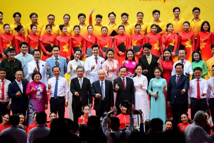  Lãnh đạo, nguyên lãnh đạo TP.HCM chụp hình cùng đông đảo nghệ sĩ, khách mời, thanh, thiếu niên tại buổi lễ. 