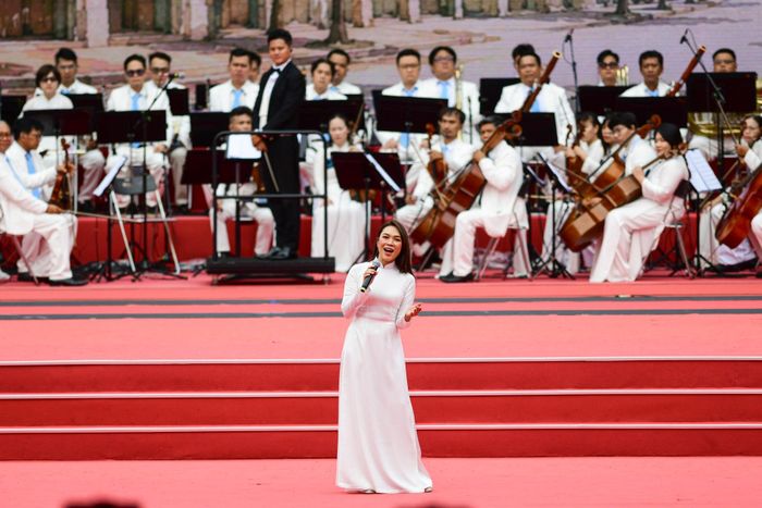 Ca sĩ Mỹ Tâm xuất hiện trong tà áo dài trắng. Cô thể hiện ca khúc Thành phố tình yêu và nỗi nhớ. Màn trình diễn của nữ ca sĩ thu hút sự chú ý của mọi người. 