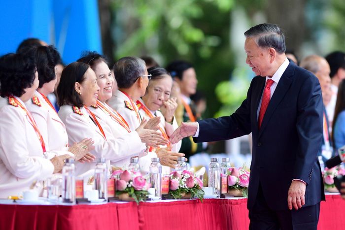  Tổng Bí thư, Chủ tịch nước Tô Lâm bắt tay chào hỏi các đại biểu lão thành cách mạng tham dự lễ kỷ niệm 50 năm TP.HCM mang tên Bác. 